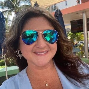 Meet your Posher, Crystal